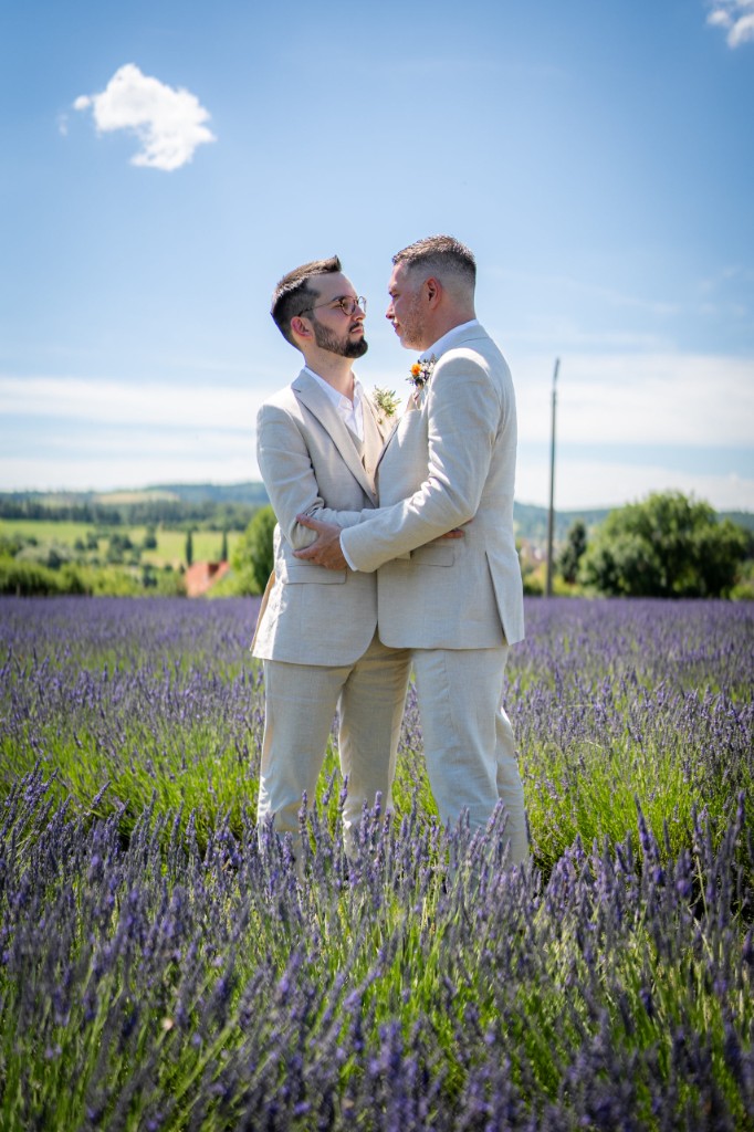 Objetí uprostřed řad levandule pod modrou oblohou