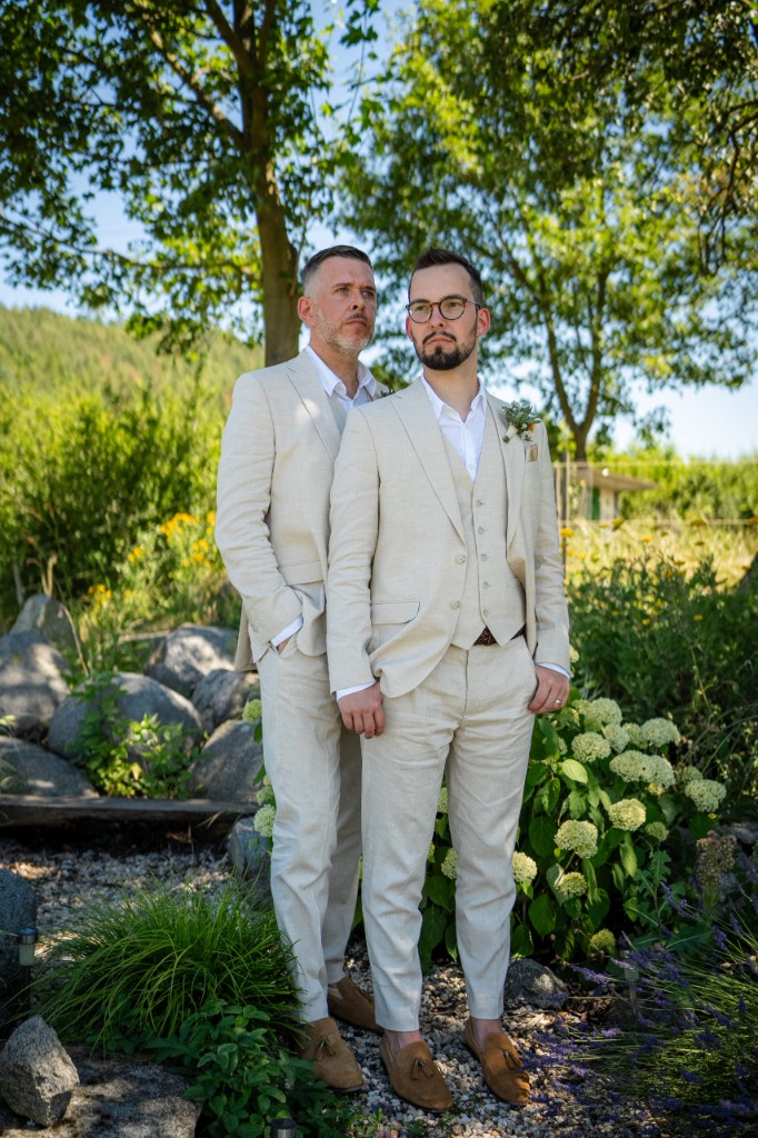 Portrét na zahradní cestě mezi levandulí, skalkou a zelení