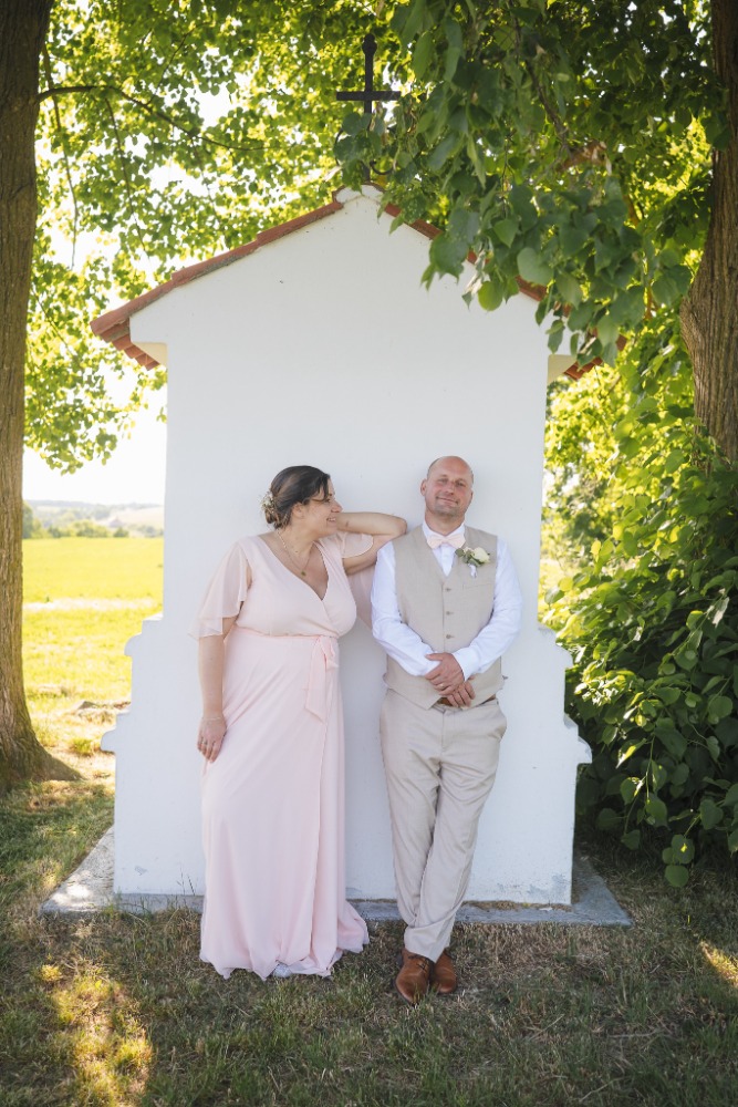 Portrét před malou kapličkou pod stromy